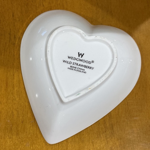 Wedgewood Wild Strawberry Bone China Heart Dish! - Picture 2 of 2